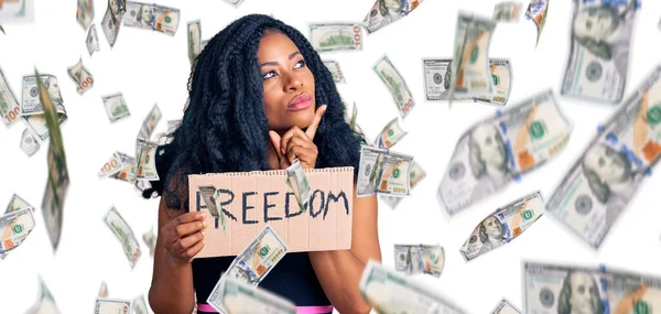 自由の旗を持つ美しいアフリカ系アメリカ人女性顎に手で質問について真剣に考えて 混乱のアイデアについて思慮深く — ストック写真