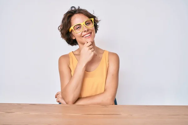 Jonge Latijns Amerikaanse Vrouw Casual Kleding Bril Zittend Tafel Zelfverzekerd — Stockfoto