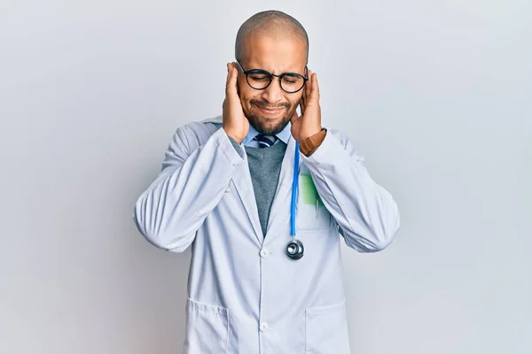 Latynoski Dorosły Mężczyzna Mundurze Lekarza Stetoskopie Zakrywający Uszy Palcami Irytującym — Zdjęcie stockowe