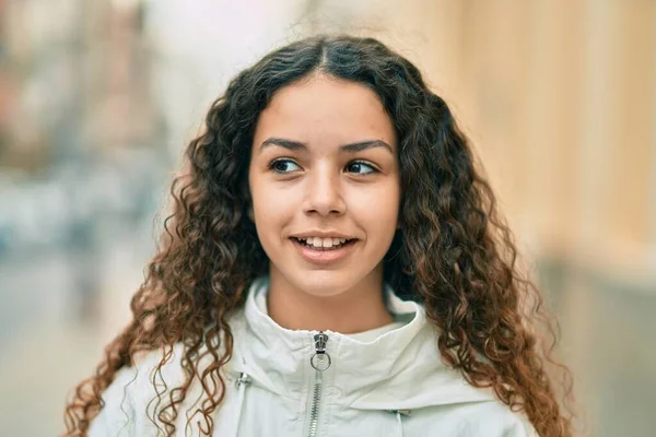 Hispanic Tonåring Flicka Ler Glad Stående Vid Staden — Stockfoto