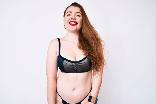 Jovem Mulher Ruiva Size Vestindo Lingerie Sexy Sorrindo Feliz Com — Fotografia de Stock