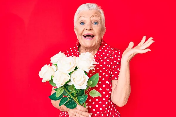 Senior Beautiful Woman Blue Eyes Grey Hair Holding Bouquet White — Stock Photo, Image