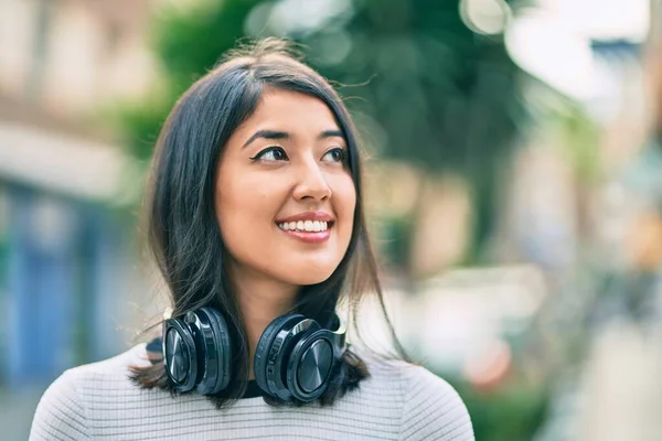 Young Hispanic Woman Smiling Happy Walking City — Stock Photo, Image