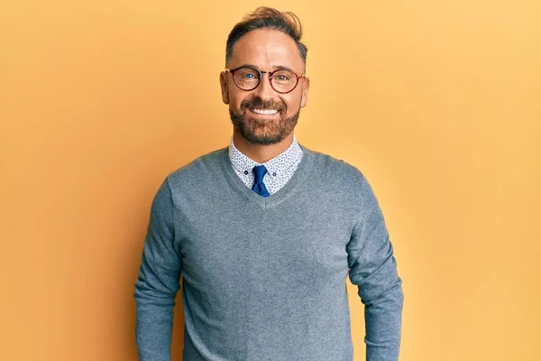 Bonito Homem Meia Idade Usando Óculos Com Sorriso Feliz Legal — Fotografia de Stock