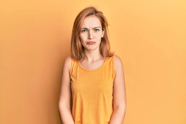 Jonge Blanke Vrouw Draagt Casual Stijl Met Mouwloos Shirt Depressief — Stockfoto