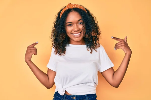 Jovem Afro Americana Vestindo Roupas Casuais Parecendo Confiante Com Sorriso — Fotografia de Stock