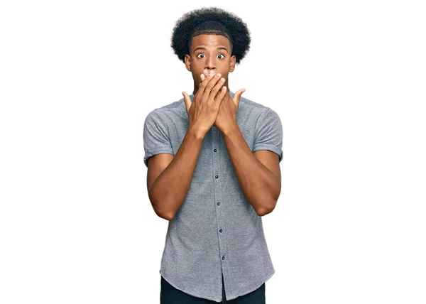 Afroamerikansk Man Med Afro Hår Klädd Vardagskläder Chockad Täcker Munnen — Stockfoto