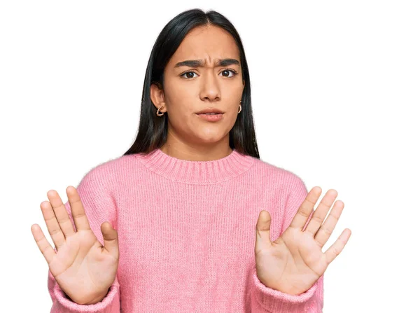 Jonge Aziatische Vrouw Draagt Casual Winter Trui Weg Bewegen Handen — Stockfoto