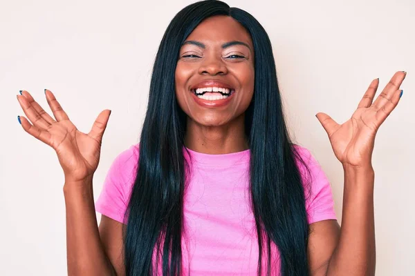 Jonge Afro Amerikaanse Vrouw Draagt Casual Kleding Die Gek Gek — Stockfoto