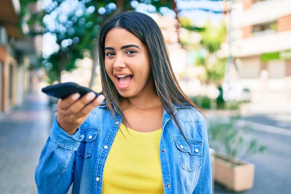 Mujer Latina Joven Sonriendo Feliz Enviando Mensaje Audio Usando Teléfono — Foto de Stock