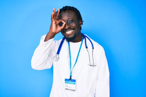 Молодой Африканский Американец Косичками Одетый Стетоскоп Доктора Пройти Улыбаясь Счастливо — стоковое фото