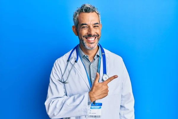 Uomo Mezza Età Dai Capelli Grigi Con Uniforme Medico Stetoscopio — Foto Stock