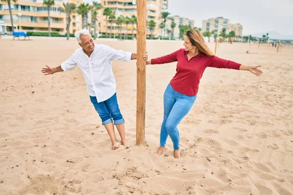 Medelålders Par Förälskade Promenader Kul Stranden Glad Och Glad Tillsammans — Stockfoto