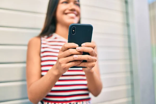 Jong Latin Meisje Glimlachen Gelukkig Met Behulp Van Smartphone Stad — Stockfoto