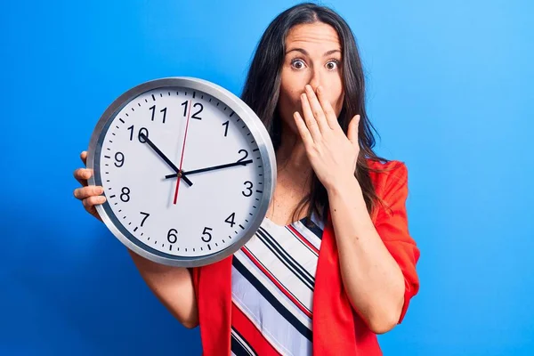 Joven Hermosa Morena Haciendo Cuenta Atrás Sosteniendo Gran Reloj Sobre —  Fotos de Stock