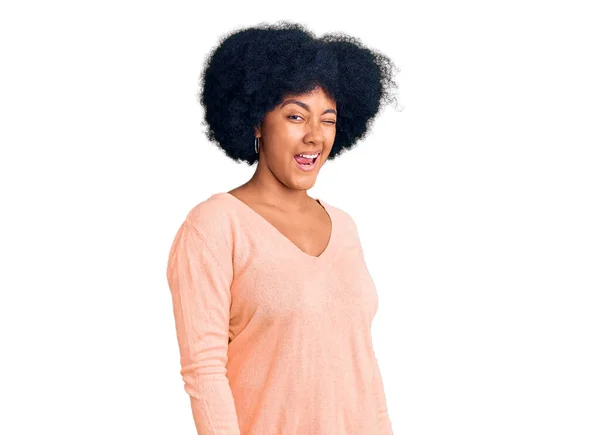 穿着休闲装的年轻的非洲裔美国女孩眨着眼睛 带着性感的表情 开朗而快乐地看着摄像机 — 图库照片