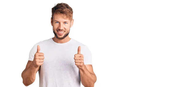 Jeune Homme Caucasien Portant Signe Succès Shirt Blanc Occasionnel Faire — Photo