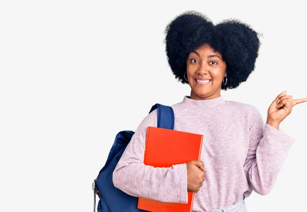 Jovem Afro Americana Vestindo Mochila Estudante Segurando Livro Sorrindo Feliz — Fotografia de Stock