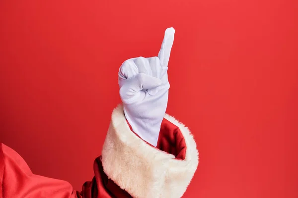 Mão Homem Vestindo Traje Papai Noel Luvas Sobre Fundo Vermelho — Fotografia de Stock