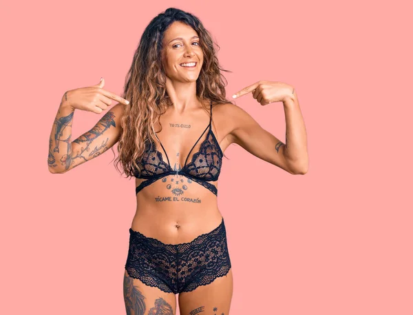 Ung Latinamerikansk Kvinna Med Tatuering Klädd Underkläder Ser Säker Med — Stockfoto