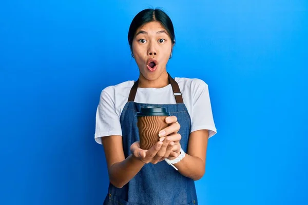 Jovem Chinesa Vestindo Avental Garçom Segurando Xícara Café Com Medo — Fotografia de Stock