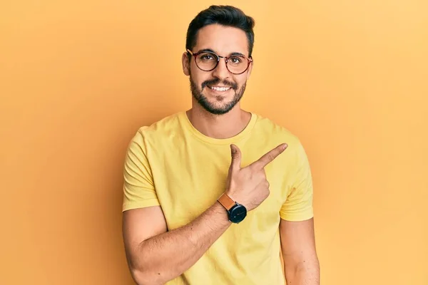Junger Hispanischer Mann Lässiger Kleidung Und Brille Fröhlich Mit Einem — Stockfoto
