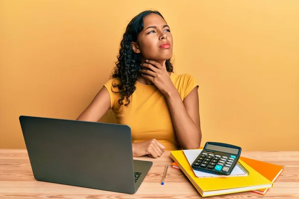 Young African American Girl Working Office Laptop Calculator Touching Painful — Stock Photo, Image