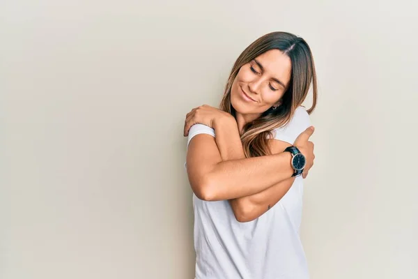 Mujer Joven Morena Vistiendo Camiseta Blanca Casual Abrazándose Feliz Positivo —  Fotos de Stock