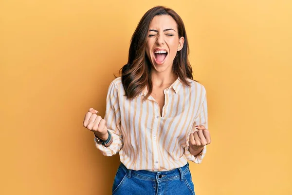 Jonge Brunette Vrouw Dragen Casual Kleding Gele Achtergrond Vieren Verrast — Stockfoto