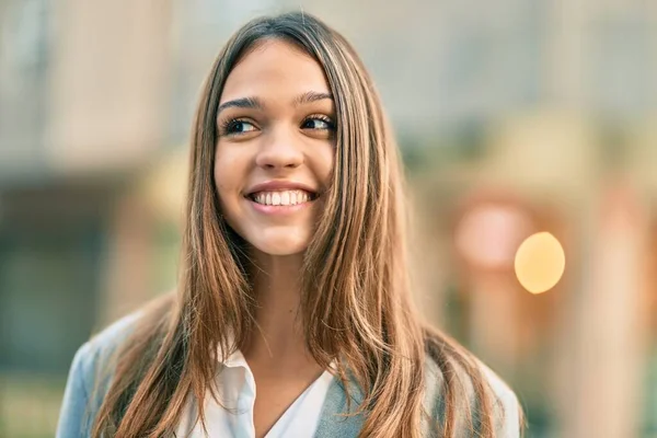 Jovem Empresária Latina Sorrindo Feliz Cidade — Fotografia de Stock