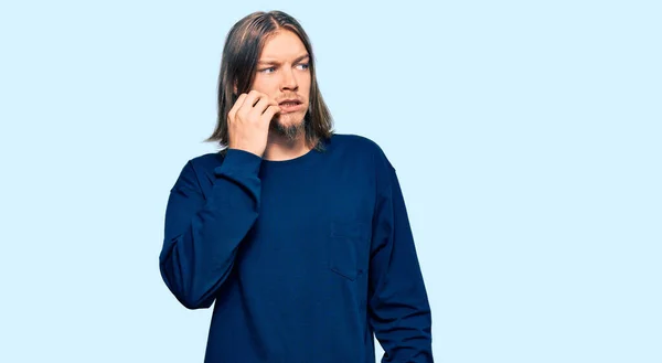 Pria Kaukasia Tampan Dengan Rambut Panjang Mengenakan Sweater Musim Dingin — Stok Foto