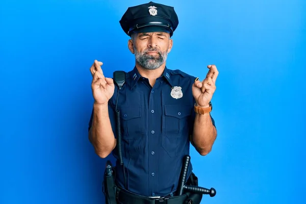 Homem Bonito Meia Idade Vestindo Uniforme Policial Gesto Dedo Cruzado — Fotografia de Stock