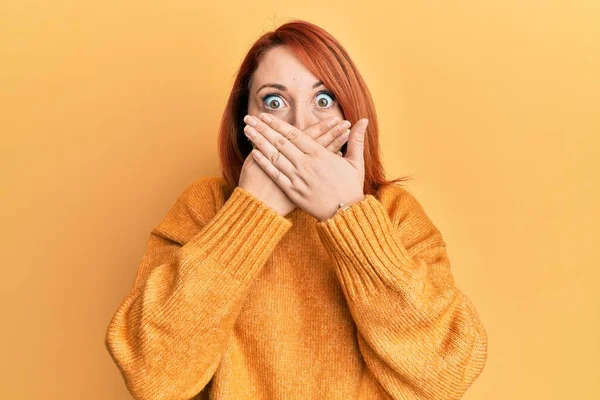 Schöne Rothaarige Frau Lässigem Winterpullover Über Gelbem Hintergrund Schockiert Mund — Stockfoto