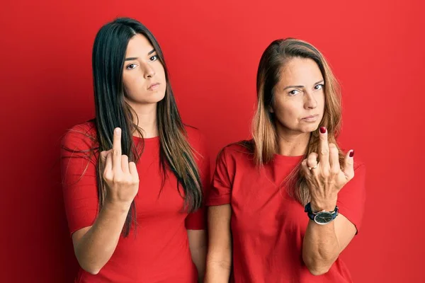 Hispanic Family Mother Daughter Wearing Casual Clothes Red Background Showing — Foto Stock