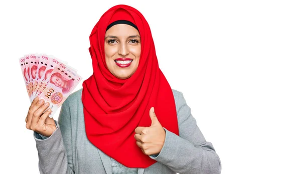 Piękna Latynoska Kobieta Islamskim Hidżabie Trzymająca Chińskie Banknoty Juanowe Uśmiechnięte — Zdjęcie stockowe