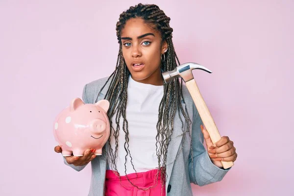 Ung Afrikansk Amerikansk Kvinna Med Flätor Håller Spargris Bank Och — Stockfoto