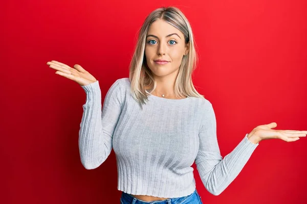 Hermosa Mujer Rubia Con Ropa Casual Despistada Confundida Con Los — Foto de Stock