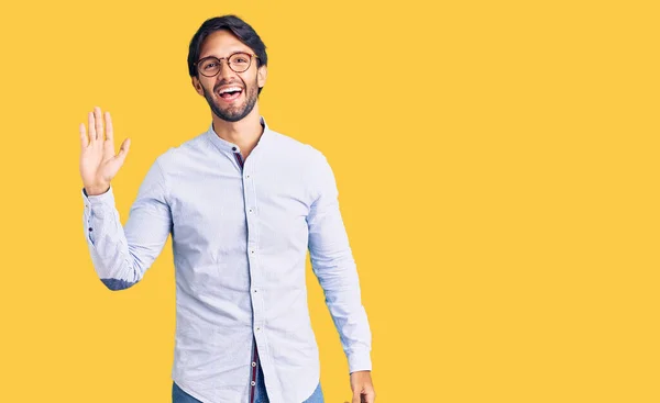 Schöner Hispanischer Mann Mit Businesshemd Und Brille Der Darauf Verzichtet — Stockfoto