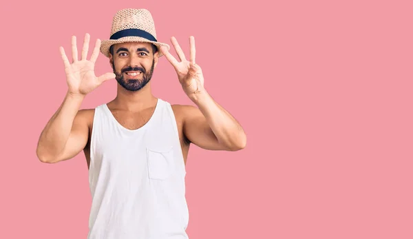Jovem Hispânico Vestindo Chapéu Verão Casual Mostrando Apontando Para Cima — Fotografia de Stock