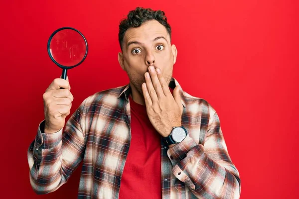 Joven Hispano Sosteniendo Lupa Buscando Mancha Ropa Que Cubre Boca — Foto de Stock