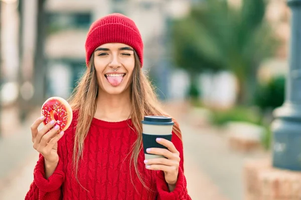 Mladá Hispánka Nosí Vlněnou Čepici Snídaní Městě — Stock fotografie