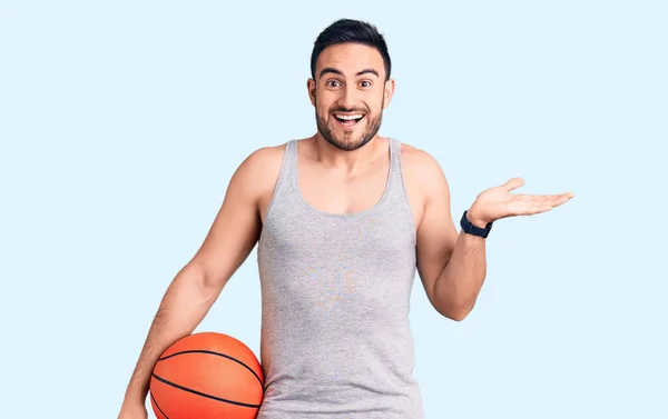 Junger Gutaussehender Mann Mit Basketballkorb Feiert Sieg Mit Glücklichem Lächeln — Stockfoto