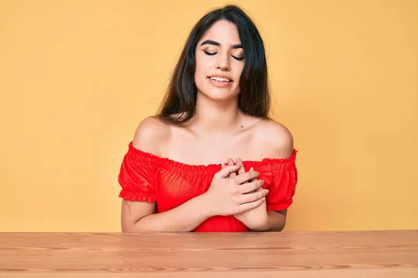 Menina Adolescente Morena Vestindo Roupas Casuais Sentada Mesa Sorrindo Com — Fotografia de Stock