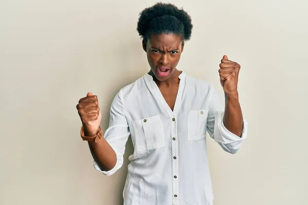 怒って怒って怒っているカジュアルな服を着ている若いアフリカ系アメリカ人の女の子は怒りを叫びながら拳をフラストレーションと激怒させました 怒りと攻撃的な考え方 — ストック写真