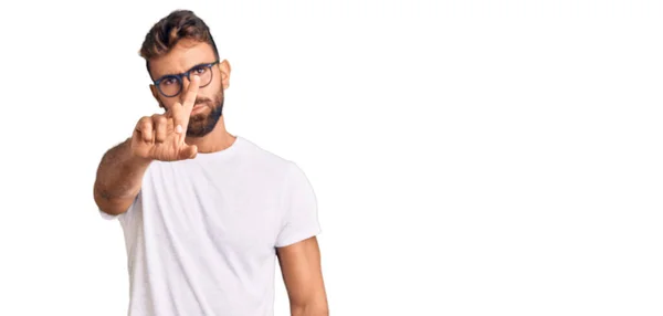 Mladý Hispánec Neformálním Oblečení Brýlích Ukazující Prstem Nahoru Rozzlobeným Výrazem — Stock fotografie