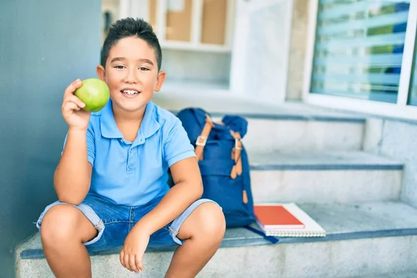 愛らしい学生少年笑顔幸せな保持緑のリンゴに座っている上に階段で学校 — ストック写真