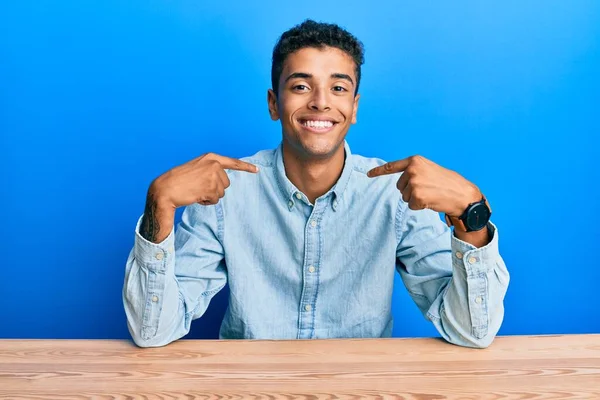 Ung Vacker Afrikansk Amerikan Man Bär Casual Kläder Sitter Bordet — Stockfoto