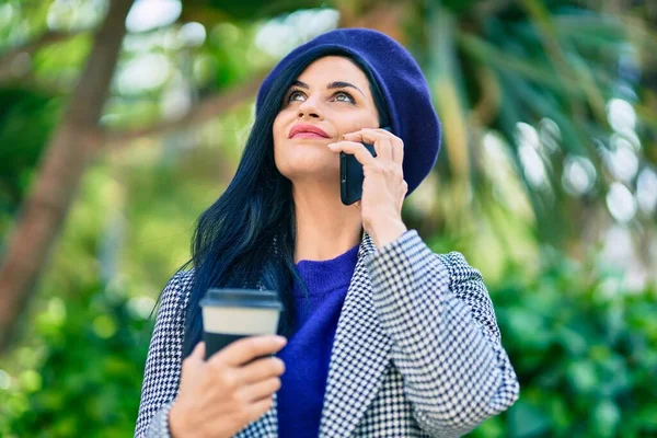 公園でフランス語を話すスタイルのフランス語を身に着けている若い美しい女性 — ストック写真