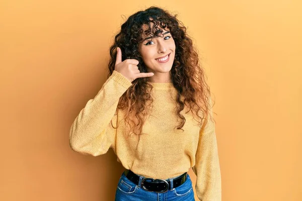 Νεαρή Ισπανίδα Που Φοράει Καθημερινά Ρούχα Χαμογελώντας Κάνοντας Τηλεφωνική Χειρονομία — Φωτογραφία Αρχείου