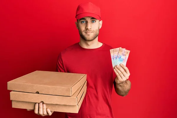 Homem Caucasiano Jovem Segurando Caixa Entrega Notas Franco Suíço Relaxado — Fotografia de Stock